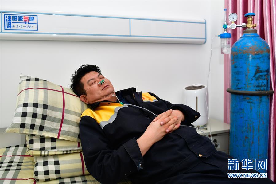 (新華全媒頭條·圖文互動(dòng))(11)用腳步和忠誠(chéng)守護(hù)雪域天路——記青藏鐵路望昆線路車(chē)間副主任于本蕃