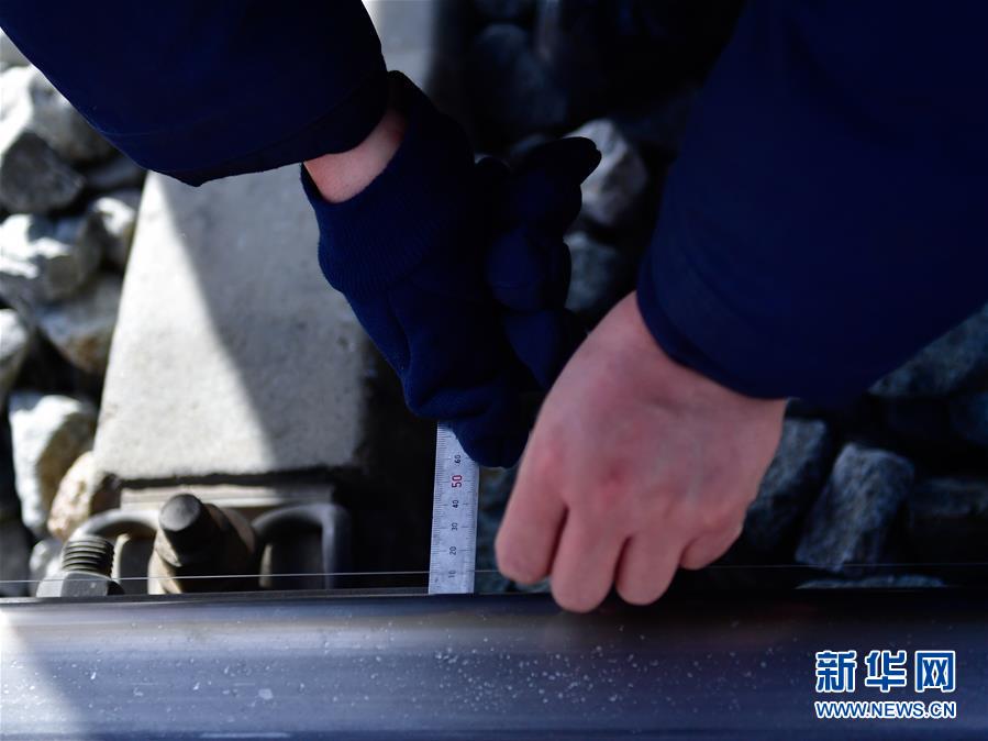 (新華全媒頭條·圖文互動(dòng))(10)用腳步和忠誠(chéng)守護(hù)雪域天路——記青藏鐵路望昆線路車(chē)間副主任于本蕃