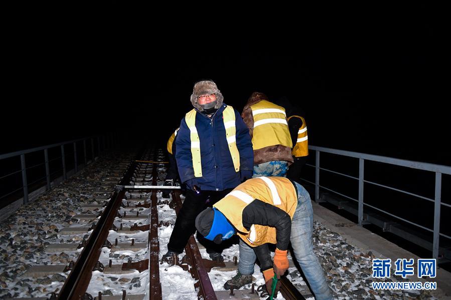 (新華全媒頭條·圖文互動(dòng))(8)用腳步和忠誠(chéng)守護(hù)雪域天路——記青藏鐵路望昆線路車(chē)間副主任于本蕃