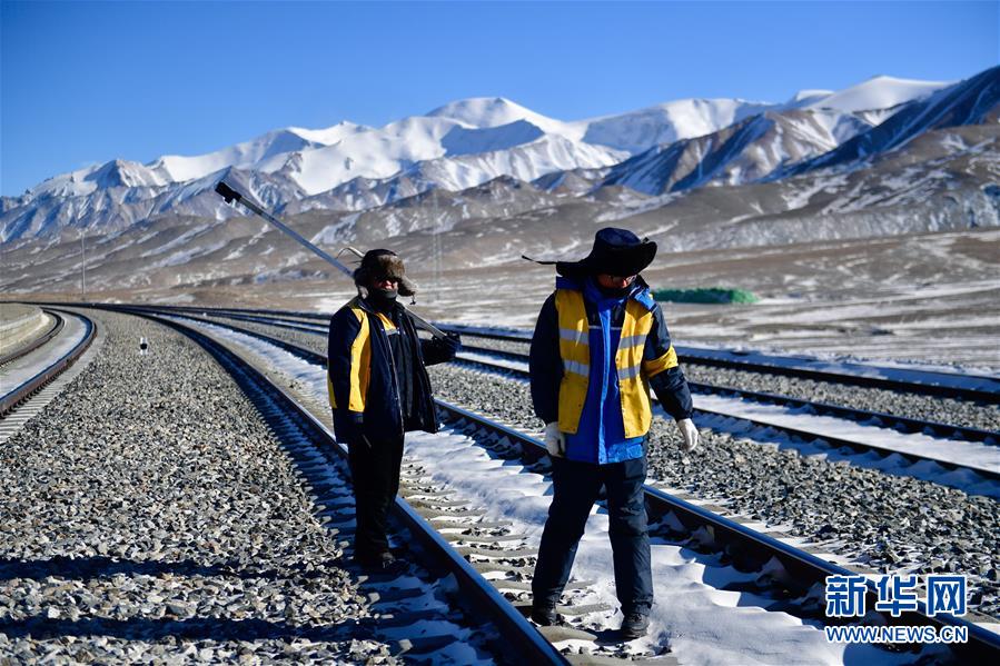(新華全媒頭條·圖文互動(dòng))(7)用腳步和忠誠(chéng)守護(hù)雪域天路——記青藏鐵路望昆線路車(chē)間副主任于本蕃