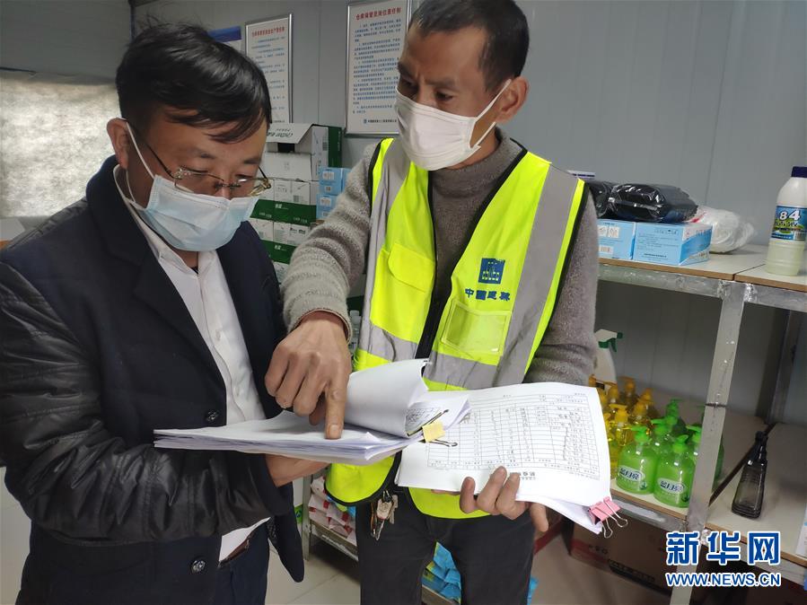 （一線抗疫群英譜&middot;圖文互動）（1）&ldquo;逆行者&rdquo;曾陽春：步行十公里，他冒雨趕赴一線