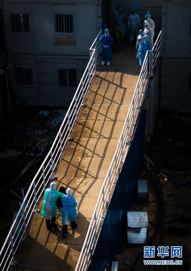 （聚焦疫情防控&middot;圖文互動(dòng)）（10）分秒必爭！一切為了治病救人&mdash;&mdash;中國抗疫生命至上的生動(dòng)實(shí)踐