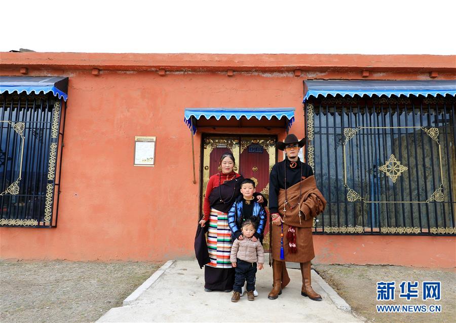 (決戰(zhàn)決勝脫貧攻堅(jiān)·圖文互動(dòng))藏鄉(xiāng)“全家福”定格脫貧幸福