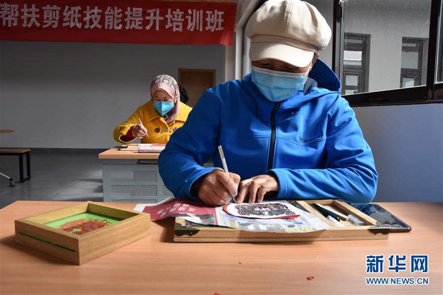 （決戰(zhàn)決勝脫貧攻堅(jiān)&middot;圖文互動(dòng)）從&ldquo;灶臺(tái)&rdquo;到&ldquo;非遺&rdquo;舞臺(tái)&mdash;&mdash;寧夏海原縣農(nóng)村婦女雙手拓開(kāi)致富路