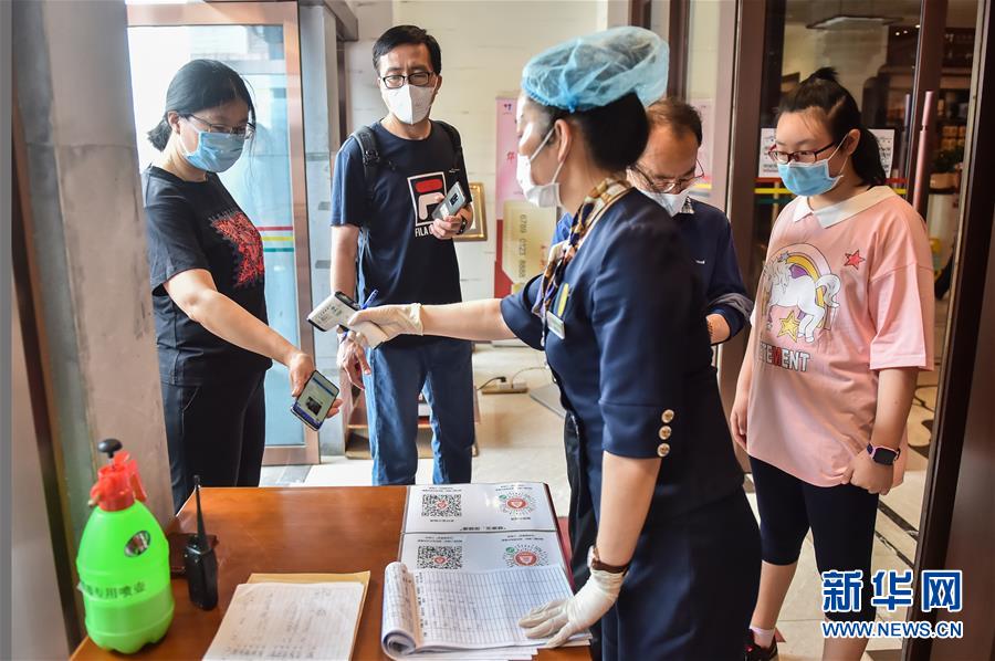 （圖文互動(dòng)）（1）北京節(jié)日市場(chǎng)復(fù)工忙、人氣旺