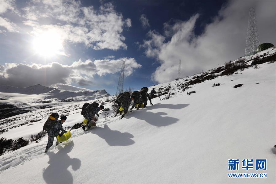 （圖文互動）（1）特寫：山再高，也要把給養(yǎng)送上去！