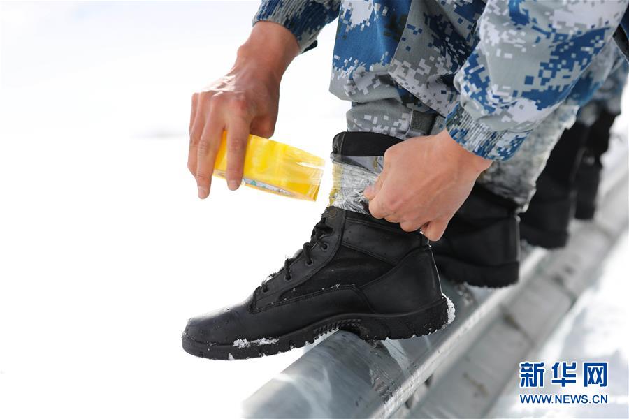 （圖文互動）（2）特寫：山再高，也要把給養(yǎng)送上去！