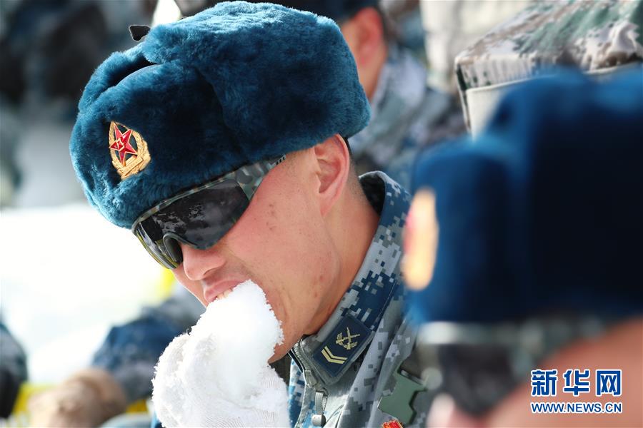 （圖文互動）（3）特寫：山再高，也要把給養(yǎng)送上去！