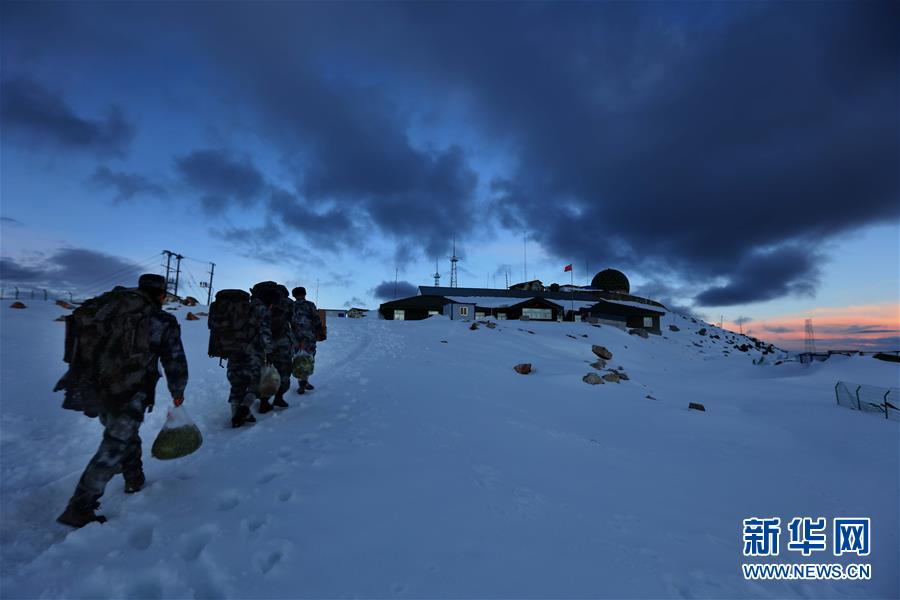 （圖文互動）（5）特寫：山再高，也要把給養(yǎng)送上去！