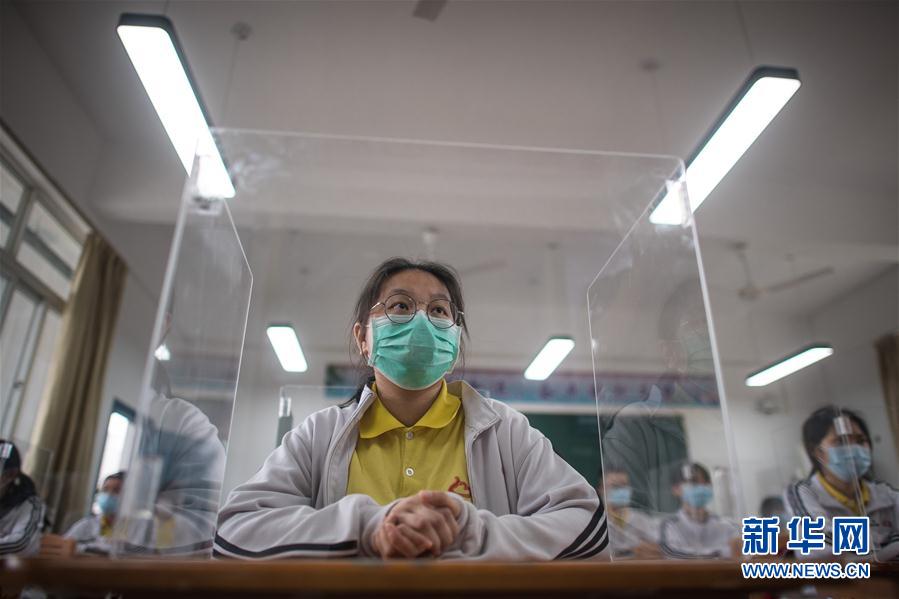 (聚焦疫情防控)(1) 武漢高三復(fù)學(xué):透明隔板阻飛沫