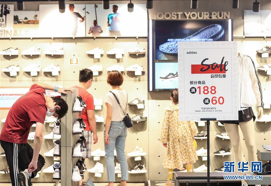 (新華全媒頭條·圖文互動(dòng))(7)人氣回暖 消費(fèi)復(fù)蘇 健康出行——加長(zhǎng)版“五一”假期觀察