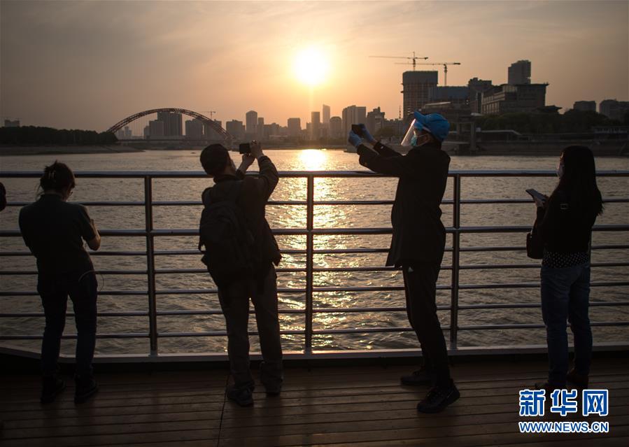 (在習近平新時代中國特色社會主義思想指引下——新時代新作為新篇章·習近平總書記關切事·圖文互動)(9)疫情防控不減壓 復工復產正加速——武漢“解封”滿月觀察