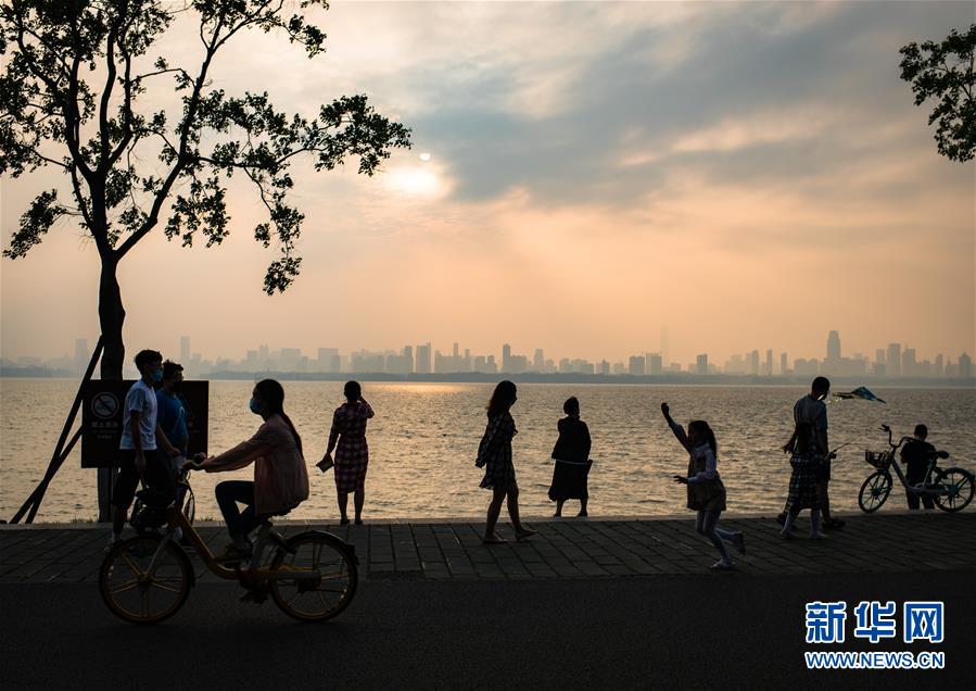 (在習近平新時代中國特色社會主義思想指引下——新時代新作為新篇章·習近平總書記關切事·圖文互動)(10)疫情防控不減壓 復工復產正加速——武漢“解封”滿月觀察