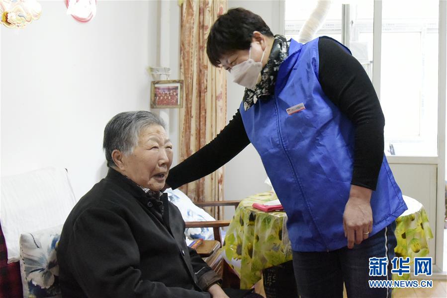 (在習(xí)近平新時(shí)代中國(guó)特色社會(huì)主義思想指引下——新時(shí)代新作為新篇章·習(xí)近平總書記關(guān)切事·圖文互動(dòng))(7)增強(qiáng)困難群眾對(duì)疫情影響的抵抗力