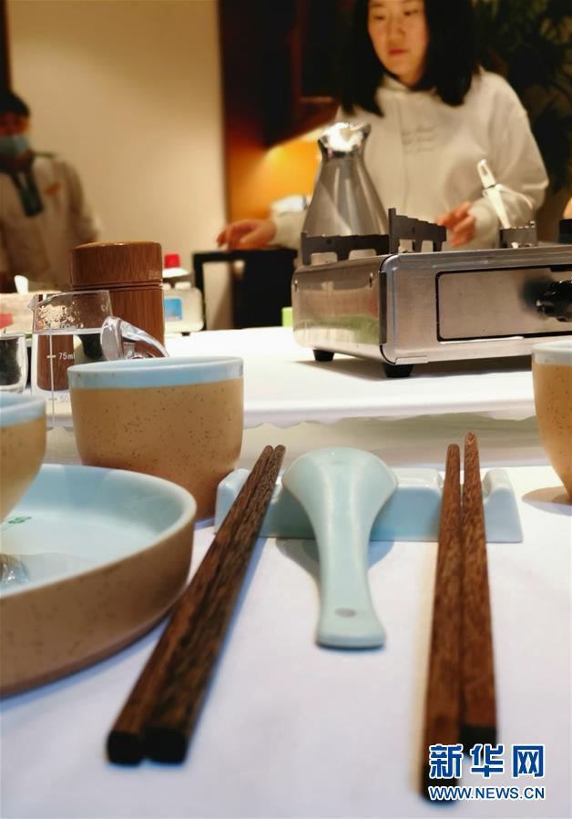 （圖文互動）&ldquo;公筷公勺&rdquo;上桌難在哪？&mdash;&mdash;長沙市部分餐飲場所見聞