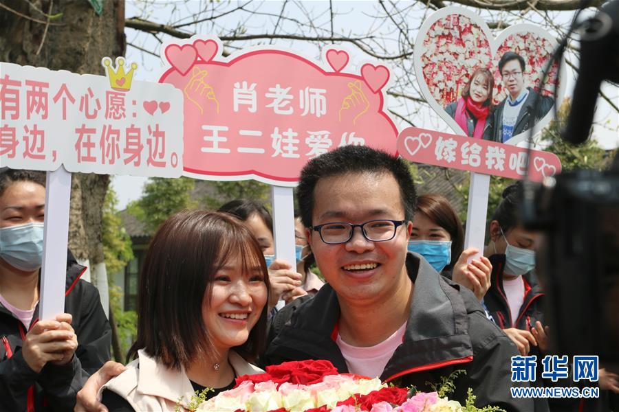 （新華全媒頭條&middot;圖文互動(dòng)）（12）&ldquo;我看不見(jiàn)你的樣子，但我知道你是誰(shuí)&rdquo;&mdash;&mdash;寫在國(guó)際護(hù)士節(jié)來(lái)臨之際