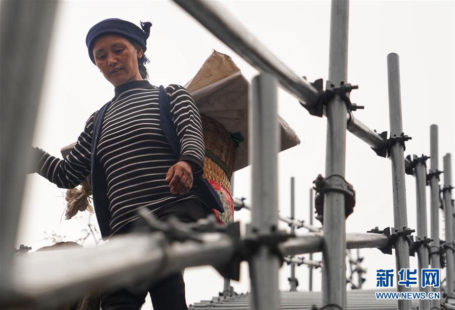 (熱點鮮報·圖文互動)(3)出懸崖記——四川涼山“懸崖村”貧困群眾走下“天梯”搬新居