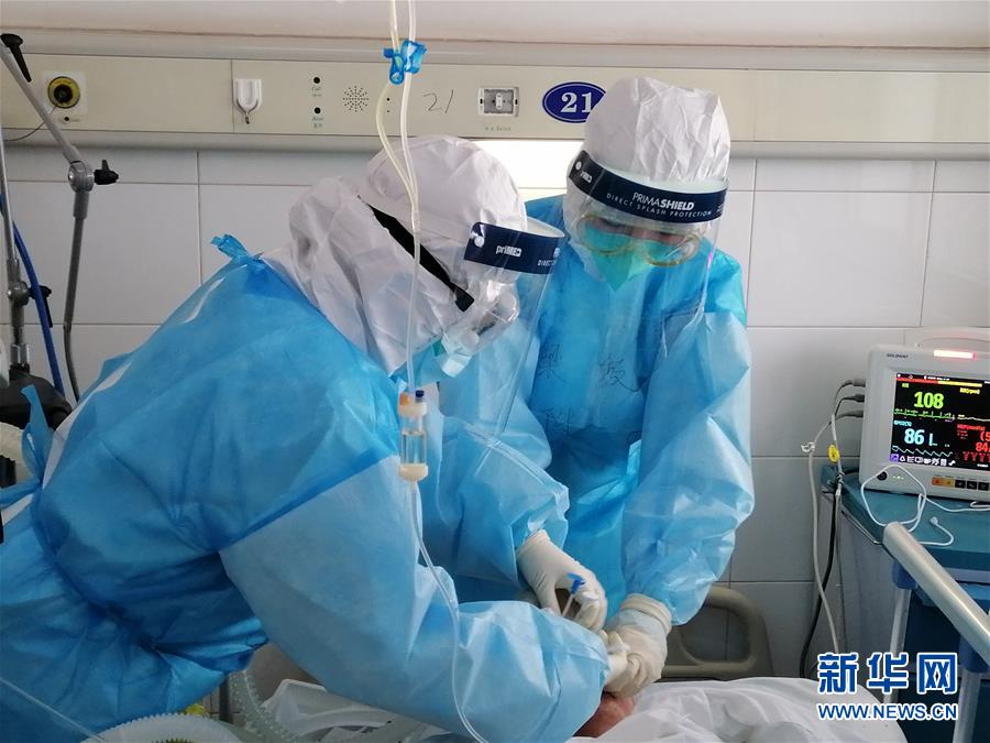 (新華全媒頭條·圖文互動)(6)風雨無阻向前進——寫在全國疫情防控阻擊戰(zhàn)取得重大戰(zhàn)略成果之際