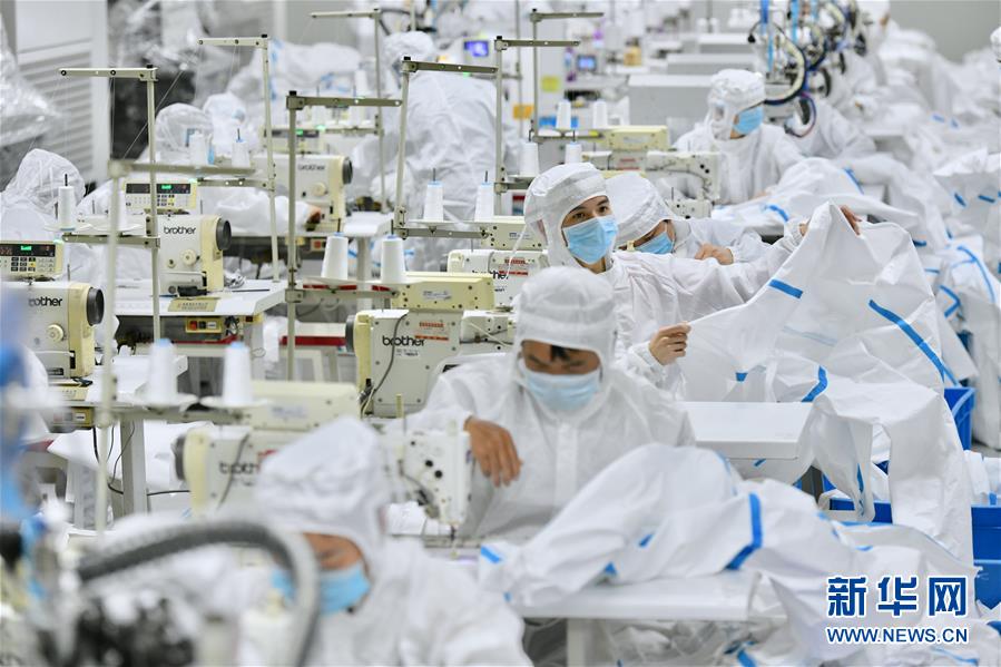 (新華全媒頭條·圖文互動)(10)風雨無阻向前進——寫在全國疫情防控阻擊戰(zhàn)取得重大戰(zhàn)略成果之際