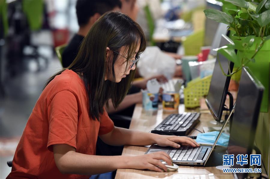 （新華全媒頭條&middot;兩會(huì)特別報(bào)道）（3）攻堅(jiān)克難贏未來(lái)&mdash;&mdash;從政府工作報(bào)告看2020年中國(guó)發(fā)展走向 