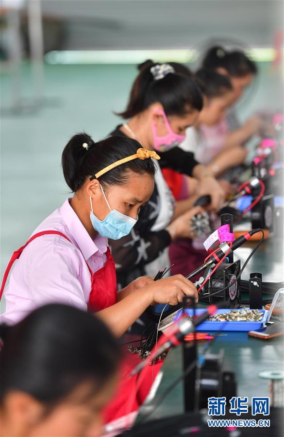 （新華全媒頭條&middot;兩會(huì)特別報(bào)道）（5）攻堅(jiān)克難贏未來(lái)&mdash;&mdash;從政府工作報(bào)告看2020年中國(guó)發(fā)展走向 