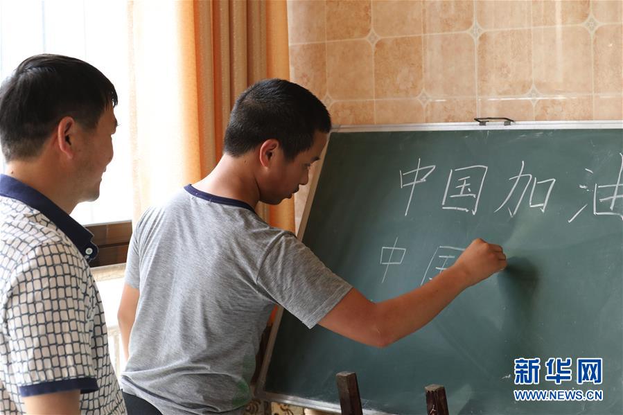 （在習(xí)近平新時(shí)代中國(guó)特色社會(huì)主義思想指引下&mdash;&mdash;新時(shí)代新作為新篇章&middot;習(xí)近平總書(shū)記關(guān)切事&middot;圖文互動(dòng)）（1）在燦爛的陽(yáng)光下&mdash;&mdash;少年兒童茁壯成長(zhǎng)二三事