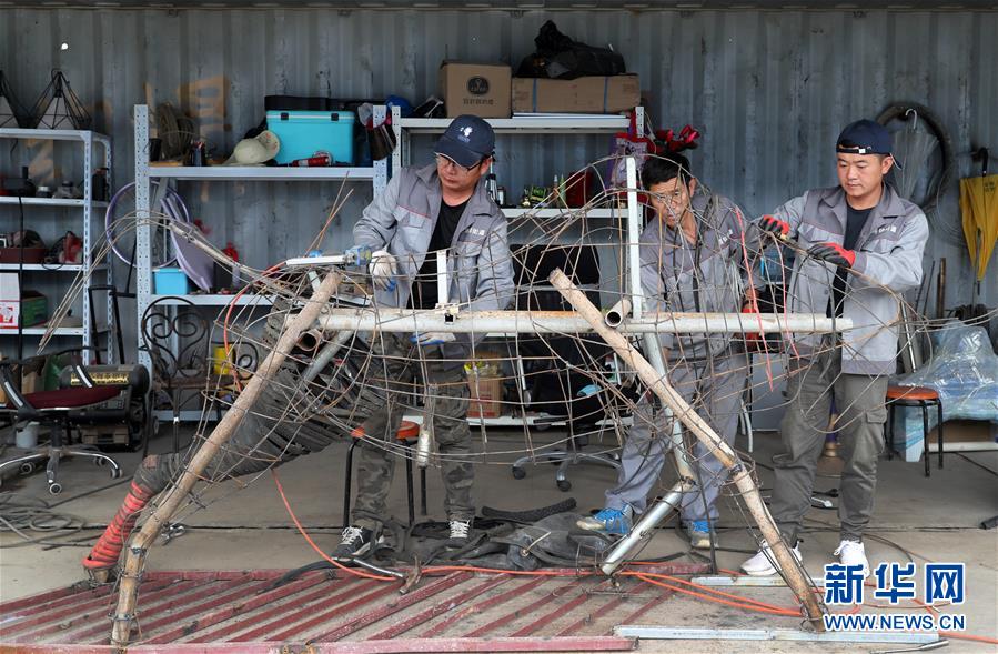 (新華全媒頭條·圖文互動)(5)演繹新時尚 答好治理卷——上海實(shí)施垃圾分類效果追蹤