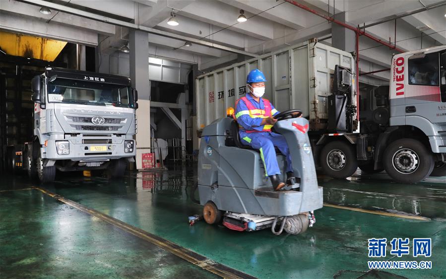 (新華全媒頭條·圖文互動)(4)演繹新時尚 答好治理卷——上海實(shí)施垃圾分類效果追蹤