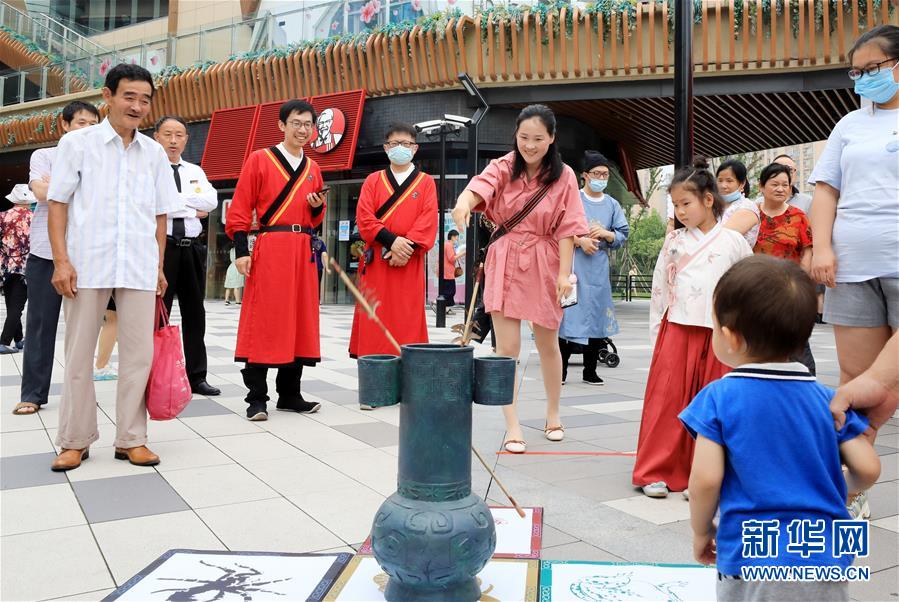 （新華全媒頭條&middot;圖文互動(dòng)）（6）線上線下消費(fèi)升溫 文旅活動(dòng)邁上&ldquo;云端&rdquo;&mdash;&mdash;端午假期透視我國(guó)經(jīng)濟(jì)高質(zhì)量發(fā)展新動(dòng)力