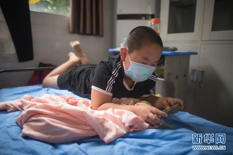 （防汛抗洪&middot;圖文互動(dòng)）（1）為人民生命安全撐起&ldquo;安全傘&rdquo;&mdash;&mdash;湖北緊急轉(zhuǎn)移安置受災(zāi)群眾速寫