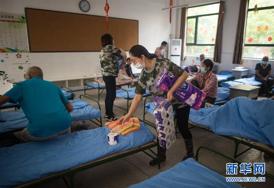 （防汛抗洪&middot;圖文互動(dòng)）（2）為人民生命安全撐起&ldquo;安全傘&rdquo;&mdash;&mdash;湖北緊急轉(zhuǎn)移安置受災(zāi)群眾速寫