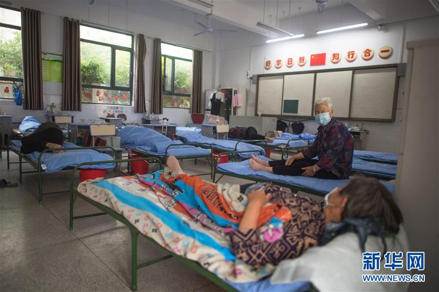 （防汛抗洪&middot;圖文互動(dòng)）（4）為人民生命安全撐起&ldquo;安全傘&rdquo;&mdash;&mdash;湖北緊急轉(zhuǎn)移安置受災(zāi)群眾速寫