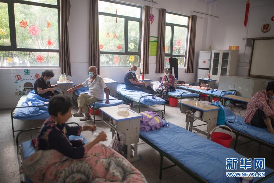 （防汛抗洪&middot;圖文互動(dòng)）（6）為人民生命安全撐起&ldquo;安全傘&rdquo;&mdash;&mdash;湖北緊急轉(zhuǎn)移安置受災(zāi)群眾速寫