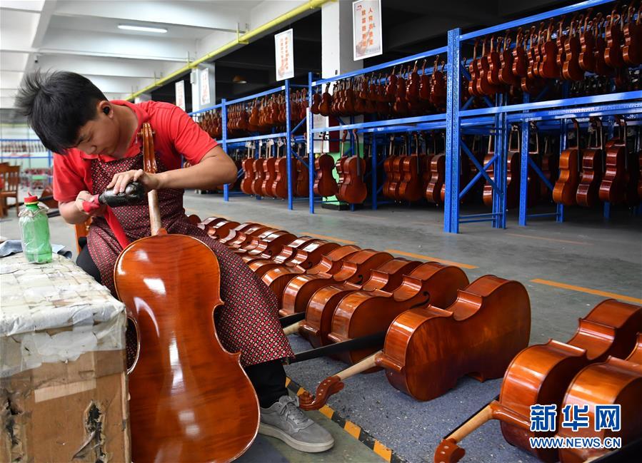 （走向我們的小康生活&middot;圖文互動(dòng)）（1）放下鋤頭，卻撥動(dòng)命運(yùn)的琴弦