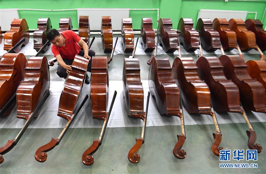 （走向我們的小康生活&middot;圖文互動(dòng)）（2）放下鋤頭，卻撥動(dòng)命運(yùn)的琴弦