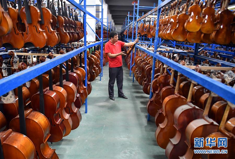 （走向我們的小康生活&middot;圖文互動(dòng)）（3）放下鋤頭，卻撥動(dòng)命運(yùn)的琴弦