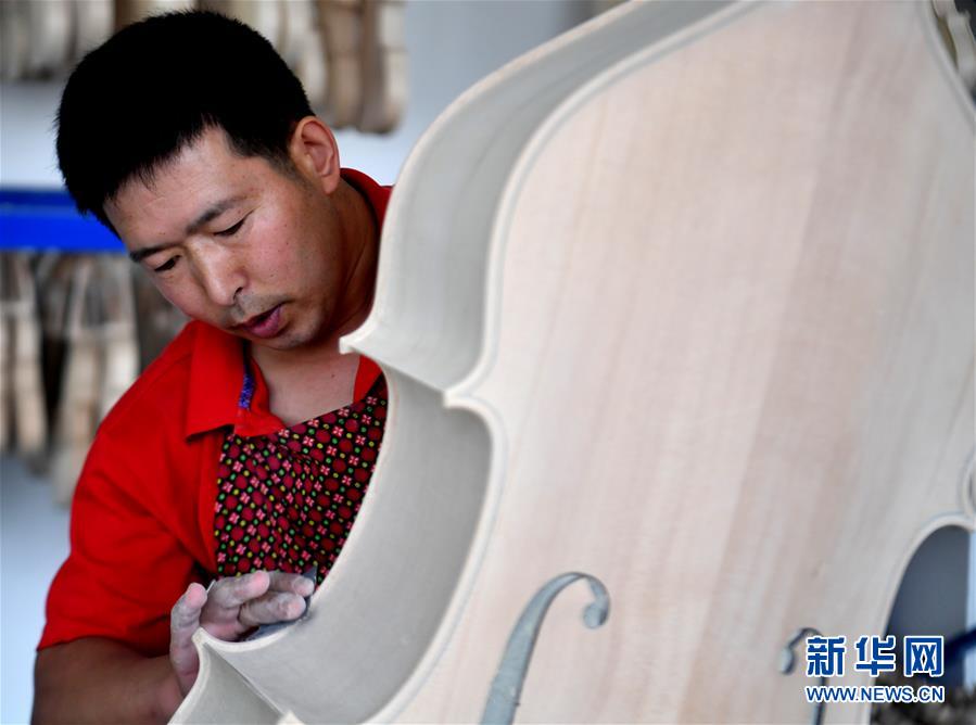 （走向我們的小康生活&middot;圖文互動(dòng)）（4）放下鋤頭，卻撥動(dòng)命運(yùn)的琴弦