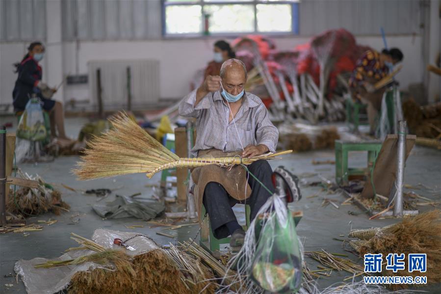 （決戰(zhàn)決勝脫貧攻堅(jiān)&middot;圖文互動(dòng)）（3）&ldquo;掃&rdquo;出脫貧路：南疆深貧村巧變&ldquo;創(chuàng)業(yè)村&rdquo;