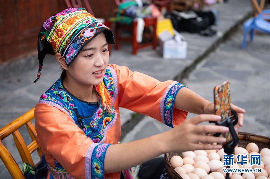 （新華全媒頭條&middot;走向我們的小康生活&middot;圖文互動）（6）那山，那人，那苗寨&mdash;&mdash;十八洞村三代人的奮斗史