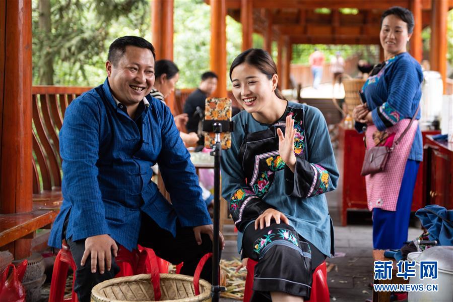 （新華全媒頭條&middot;走向我們的小康生活&middot;圖文互動）（10）那山，那人，那苗寨&mdash;&mdash;十八洞村三代人的奮斗史