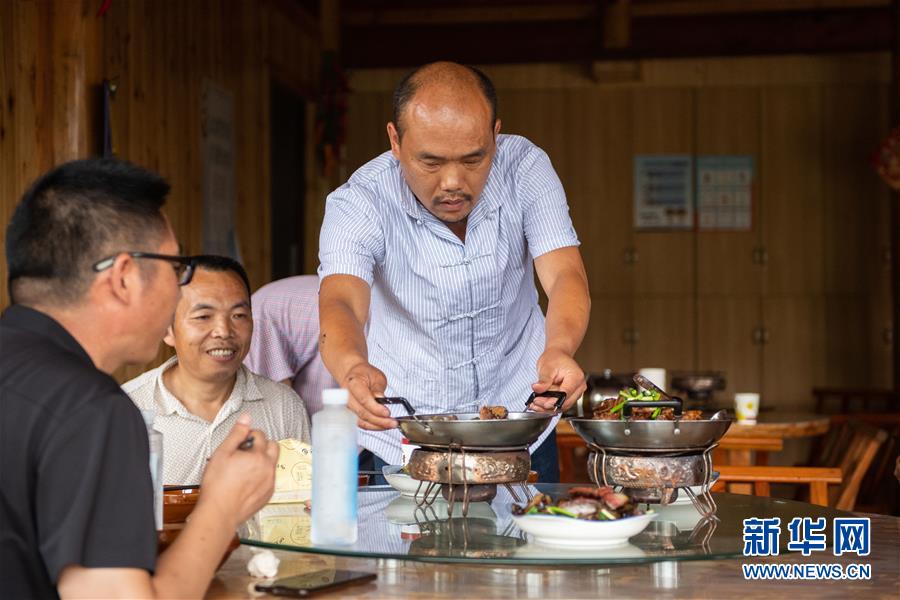（新華全媒頭條&middot;走向我們的小康生活&middot;圖文互動）（9）那山，那人，那苗寨&mdash;&mdash;十八洞村三代人的奮斗史