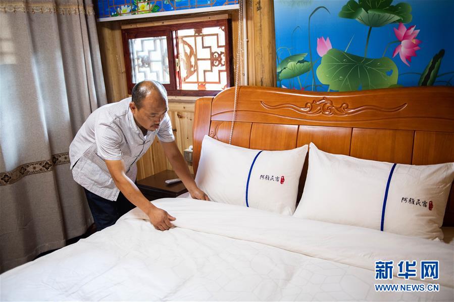 （新華全媒頭條&middot;走向我們的小康生活&middot;圖文互動）（3）那山，那人，那苗寨&mdash;&mdash;十八洞村三代人的奮斗史