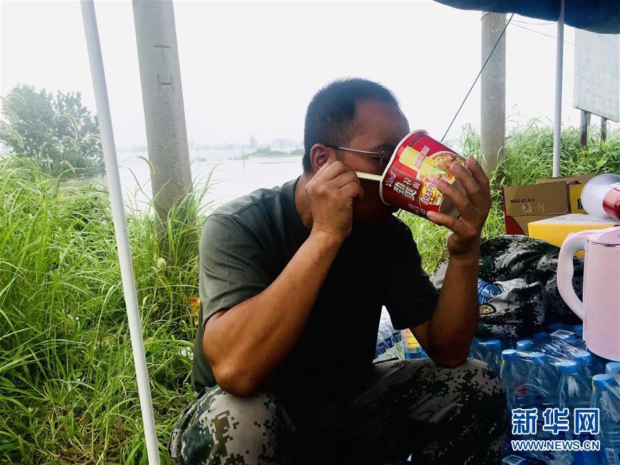 (防汛抗洪·一線人物·圖文互動(dòng))(1)萬(wàn)家燈火明 壩上有神兵——安徽宿松長(zhǎng)江大堤上的“守護(hù)者聯(lián)盟”群像