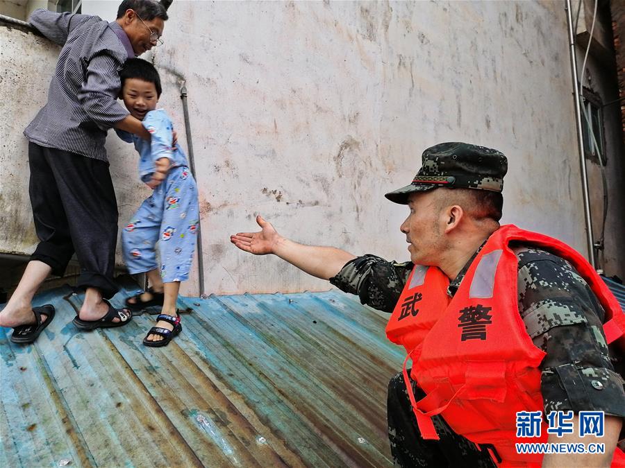 (防汛抗洪·圖文互動(dòng))(6)解放軍和武警抗洪搶險(xiǎn)部隊(duì)各級(jí)黨組織充分發(fā)揮戰(zhàn)斗堡壘作用