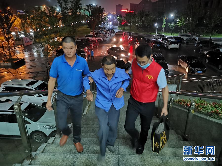 （防汛抗洪&middot;圖文互動）（3）洪水來襲，銅鑼聲在千年古鎮(zhèn)的雨夜響起