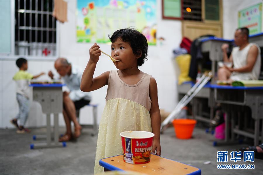 （在習近平新時代中國特色社會主義思想指引下&mdash;&mdash;新時代新作為新篇章&middot;習近平總書記關(guān)切事&middot;圖文互動）（1）遮風雨 送安穩(wěn)&mdash;&mdash;受災(zāi)群眾轉(zhuǎn)移安置中的暖心故事