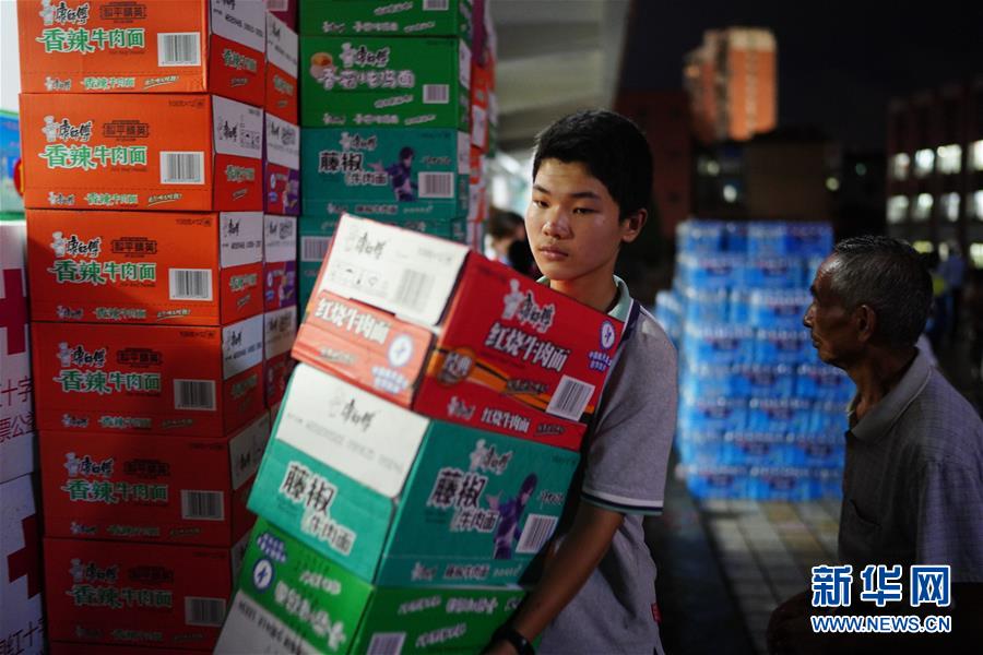 （在習近平新時代中國特色社會主義思想指引下&mdash;&mdash;新時代新作為新篇章&middot;習近平總書記關(guān)切事&middot;圖文互動）（2）遮風雨 送安穩(wěn)&mdash;&mdash;受災(zāi)群眾轉(zhuǎn)移安置中的暖心故事