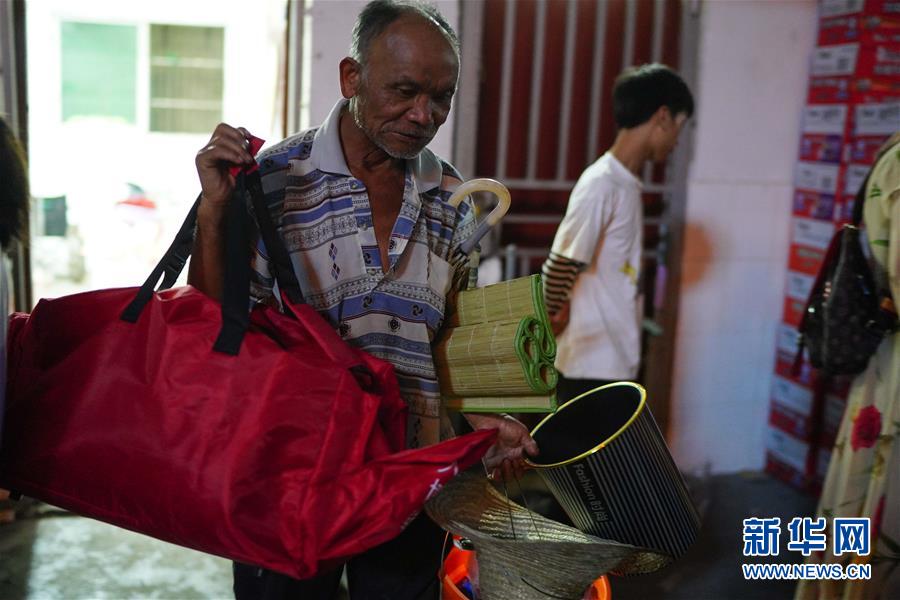 （在習近平新時代中國特色社會主義思想指引下&mdash;&mdash;新時代新作為新篇章&middot;習近平總書記關(guān)切事&middot;圖文互動）（3）遮風雨 送安穩(wěn)&mdash;&mdash;受災(zāi)群眾轉(zhuǎn)移安置中的暖心故事