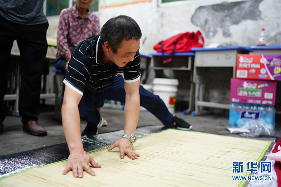 （在習近平新時代中國特色社會主義思想指引下&mdash;&mdash;新時代新作為新篇章&middot;習近平總書記關(guān)切事&middot;圖文互動）（4）遮風雨 送安穩(wěn)&mdash;&mdash;受災(zāi)群眾轉(zhuǎn)移安置中的暖心故事