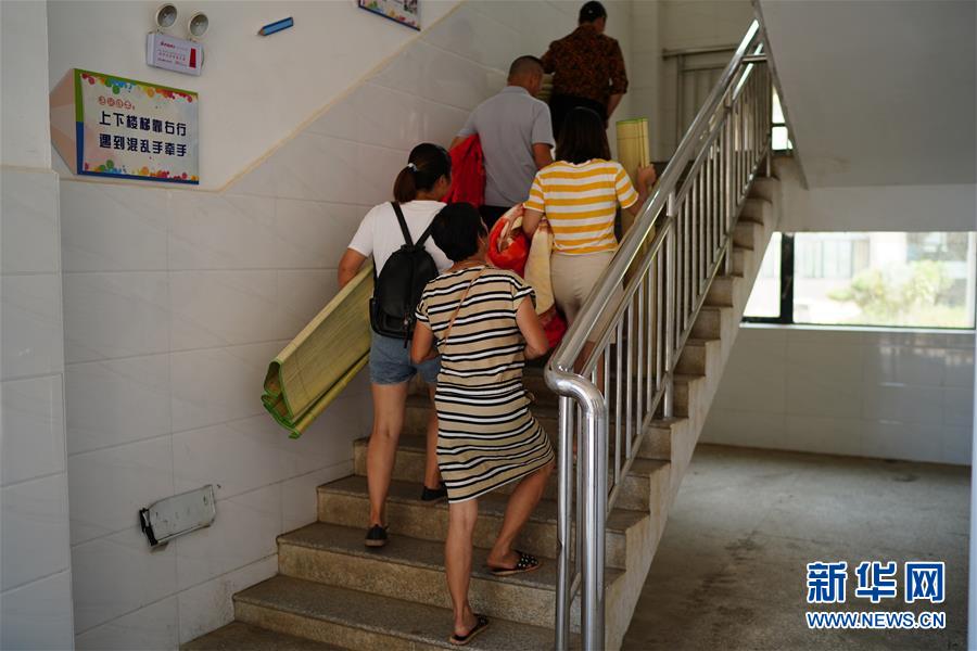 （在習近平新時代中國特色社會主義思想指引下&mdash;&mdash;新時代新作為新篇章&middot;習近平總書記關(guān)切事&middot;圖文互動）（6）遮風雨 送安穩(wěn)&mdash;&mdash;受災(zāi)群眾轉(zhuǎn)移安置中的暖心故事